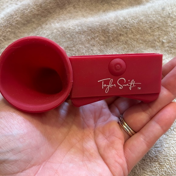 RARE Taylor Swift RED Era Sound Amplifier for old IPhone - Picture 3 of 3
